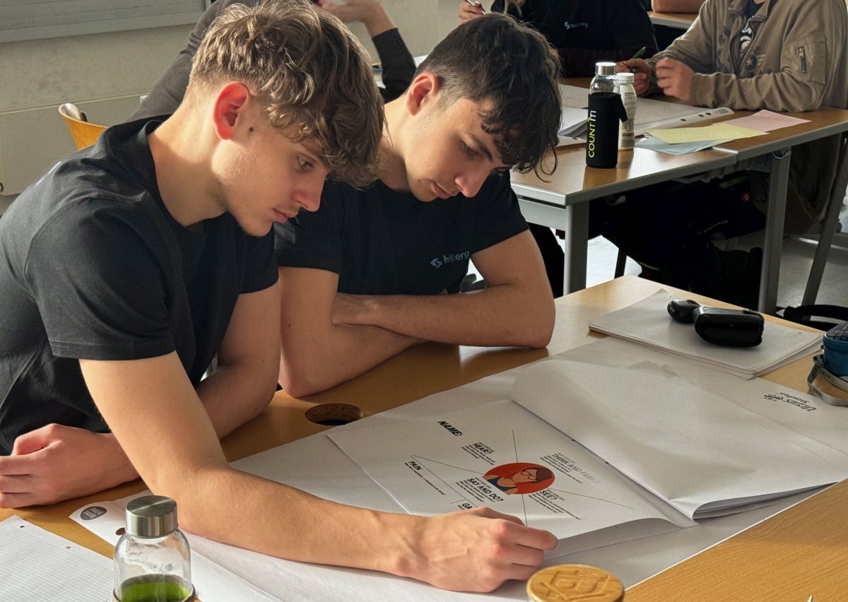 Zwei Schüler arbeiten beim Design-Thinking-Workshop an einer Persona