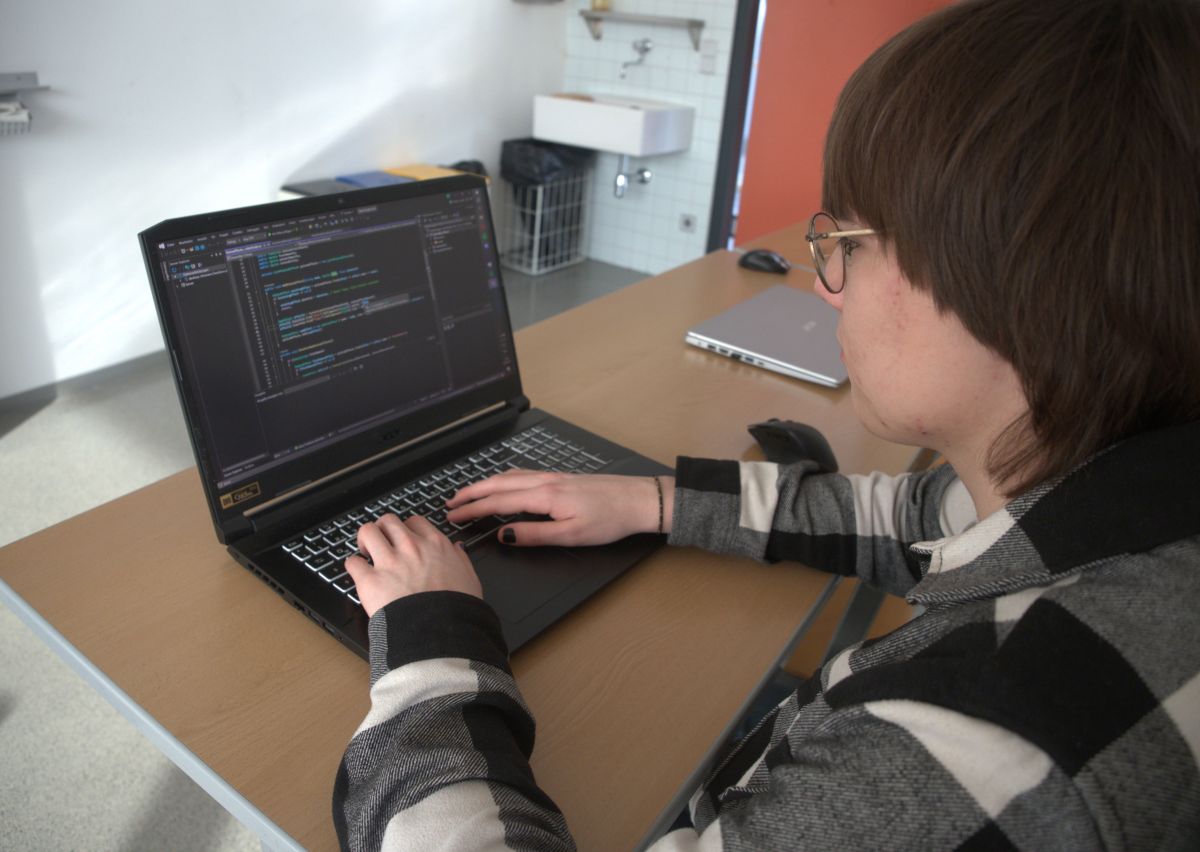 Programmieren am Laptop im Game-Development-Unterricht