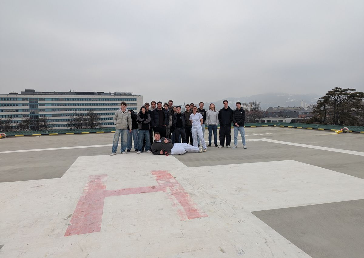 Gruppenfoto auf dem Hubschrauberlandeplatz des Krankenhauses